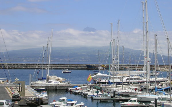 Fayama dans le port de Horta.jpg
